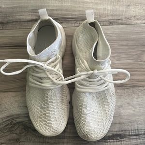 Women’s Nike training shoe. Lightly worn. Size 8